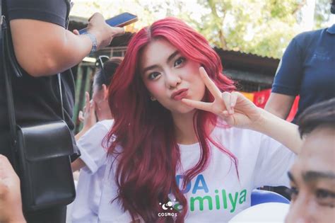 Pin by 小微 on Girlies in Pretty brunette Red hair Cute friend photos