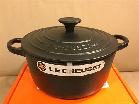 全新 Le Creuset 18公分鑄鐵鍋圓鐵鍋黑琺瑯 沉靜黑 送lc鍋食鐠卡5枚 Yahoo奇摩拍賣