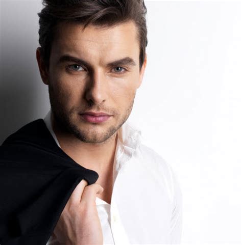 experts  men   wash  hair    days