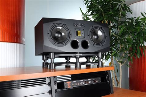 IsoAcoustics ISO-155 – виброизоляционные подставки для студийных мониторов