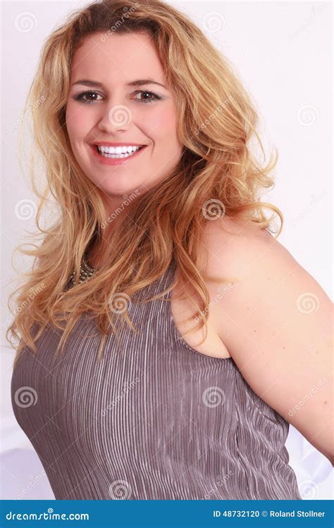 Portret Van Een Blonde Krullende Vrouw Met Grote Domoren Stock Foto Image Of Groen Hawa
