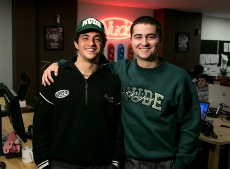 Tatuajes con el logo de la marca y cola para entrar a las tiendas el fenómeno fan de Nude