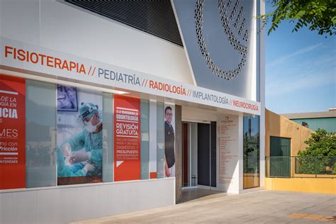 FACHADA CENTRO MEDICO VITALUNA ALMERÍA Rótulos Kamaleon Imagen