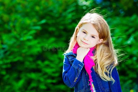 Belle Petite Fille Blonde Montrant Six Doigts son âge Image stock Image du anniversaire âge