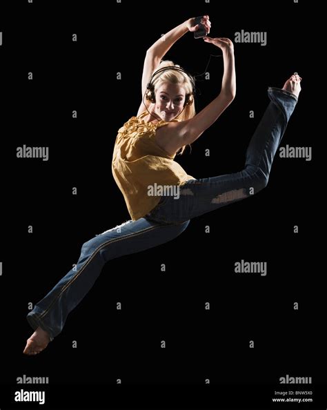 Blonde Frau Tanzt Beim Musikh Ren Auf Mp Player Stockfotografie Alamy