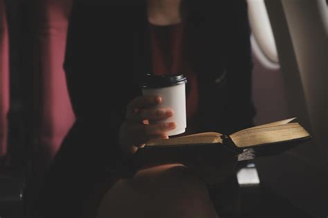 Une touriste blonde vérifiant les notifications entrantes sur son smartphone assise sur le siège