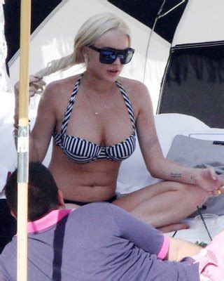 Lindsay Lohan Flashing Her Boobs While Doing Some Photoshoot Paparazzi Pictures Porn Pictures