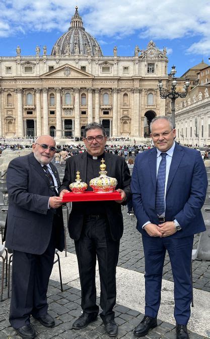 Papa Francesco Benedice Le Corone Realizzate Da Affidato Per La Madonna