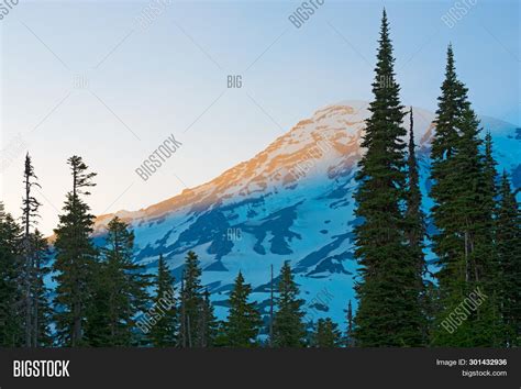 Mount Rainier Summit Image & Photo (Free Trial) | Bigstock