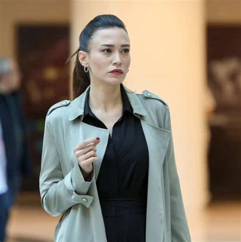 Bahar Dizi Kıyafetleri ve Elbise Modelleri Nedir?