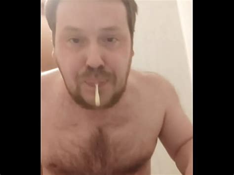 Gay Le Folla La Garganta Con Una Polla Enorme Una Bocanada De Semen Y Estira Su Anal