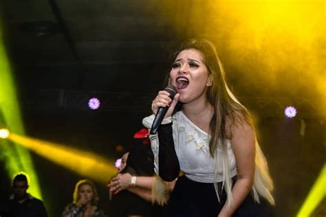 Vídeo Homem passa mão em vagina de cantora e ela parte para o tapa veja Jivanildo Bina