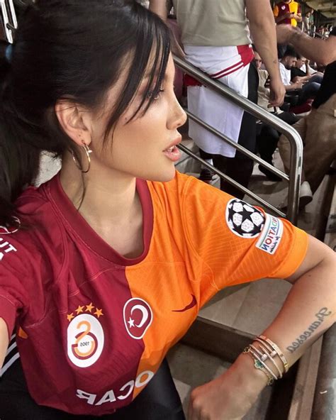 Wanda Nara Pose Sexy In Lingerie Tra Le Lenzuola