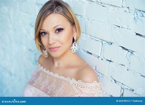 Portret Van Vrij Jonge Blonde Vrouw Met Kort Haar Op Een Achtergrond Van Witte Bakstenen Muur