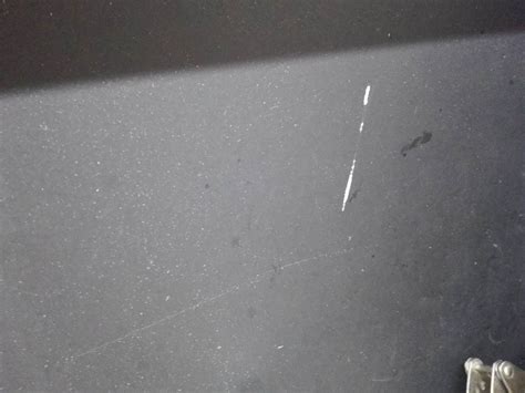 Белая прямая кухня с окрашенными под грифельную доску фартуком и стенами