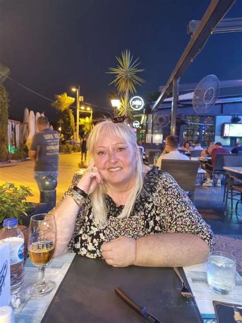 Mum Janette Defies Her Terminal Breast Cancer Diagnosis To Travel The