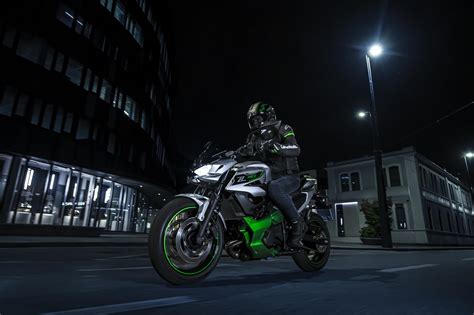 Kawasaki Introduceert De Nieuwe Z Hybrid S Werelds Eerste Hybride Naked Bike
