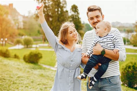 Une Jeune Et Belle M Re Blonde Dans Une Robe Bleue Avec Son Bel Homme Photo Gratuite