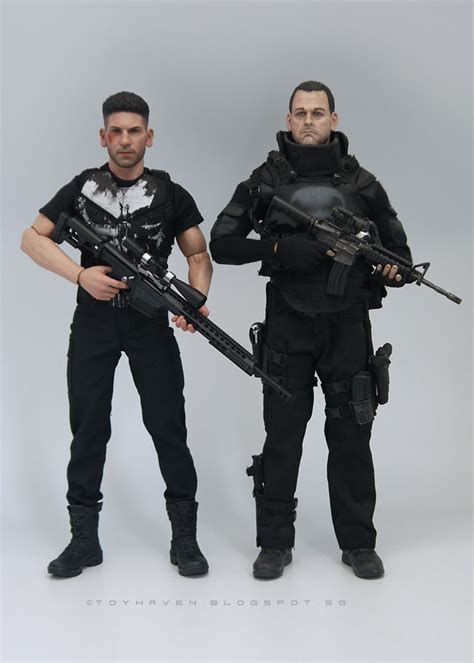 Toyhaven Hot Toys Th Scale Jon Bernthal The Punisher Action Figure And His Cache Arsenal