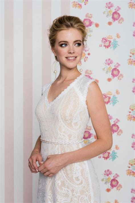 Brautkleid Nude schmales Spitzenkleid mit atemberaubender Tüllrücken