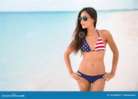 Vacaciones De Fiesta De Playa De Chicas Bikini Con Bandera Estadounidense En Verano Mujer Sexy