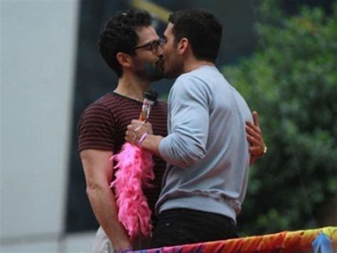 Celebra Alfonso Herrera El Orgullo Gay En Sao Paulo