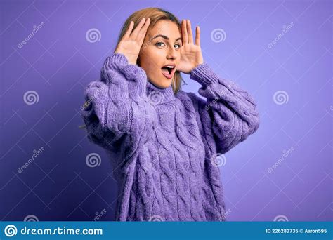 Jeune Belle Femme Blonde Portant Casual Turtleneck Pull Sur Fond Violet Souriant Gai Jouer Un