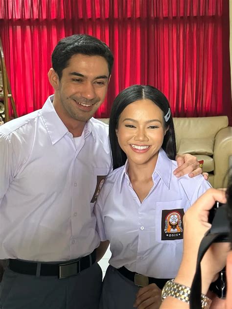 Kenang Masa Sekolah Ini Potret Yura Yunita Pakai Seragam Sma Hot Liputan