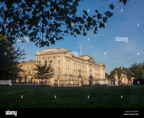 Buckingham Palace St James Park Stock Photo Alamy