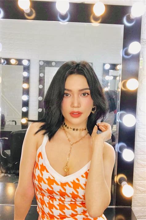 Sĩ Thanh tung ảnh bán nude hở bạo đến nhức mắt