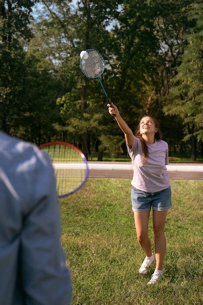 Vue Lat Rale Des Gens Jouant Au Badminton L Ext Rieur Photo Gratuite