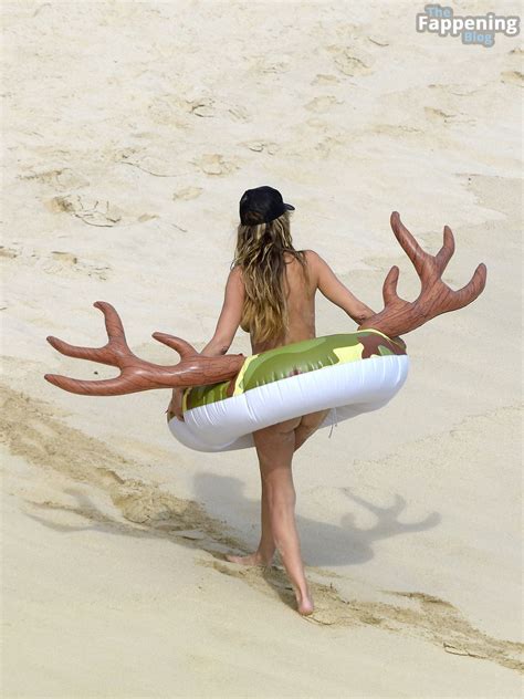 Heidi Klum Shows Off Her Nude Tits On The Beach Fappening
