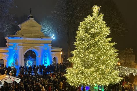 Telšiuose įžiebta Jaukumu Alsuojanti Kalėdų Eglė