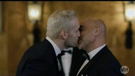 SBT Surpreende E Exibe Beijo Gay Em Novela Vespertina