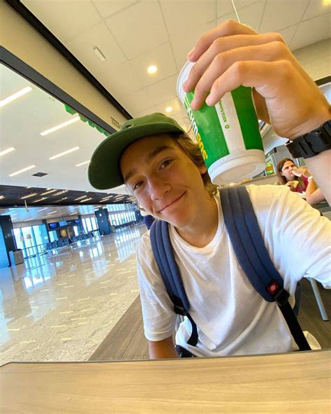 Após elogiar atleta gay do vôlei Anitta ataca skatista das Olimpíadas Olimpíadas iG