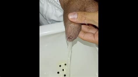 公衆トイレで必死に放尿して危うく捕まりそうになった Pornhub Gay