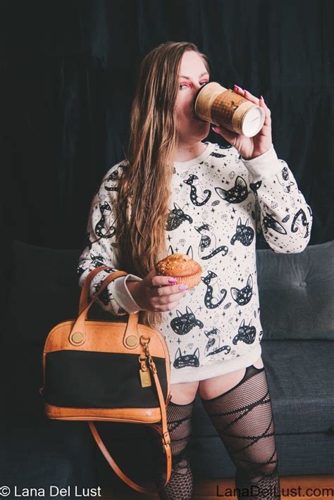 Chubby Hottie Lana Del Lust Covers Her Pussy With A Muffin Photos