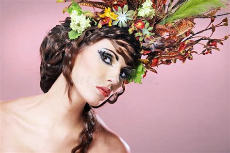 Beau Jeune Brunette Avec Des Fleurs Dans Le Cheveu Image Stock Image Du Beaut Vert