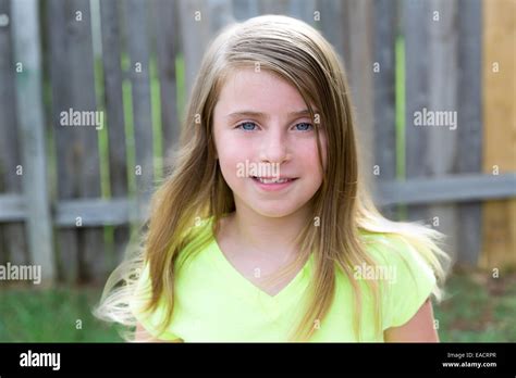 Blonde junge Mädchen glücklich lächelnd Porträt outdoor am Hinterhof Stockfotografie Alamy