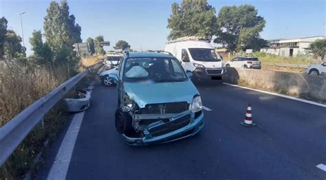 Pontina Bloccata A Causa Di Un Incidente Verso Roma Km Di Code