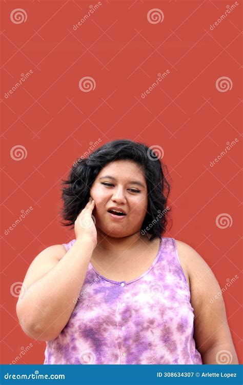 La Joven Morena Latina De 20 Años Sufre De Dolor En Los Dientes Debido a Cavidades O Infección