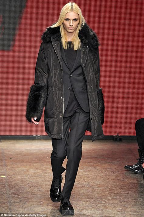 Phát sốt vì vòng 1 của mẫu chuyển giới hot nhất