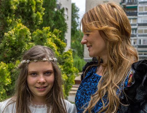 Une Mère Blonde Regarde Tendrement Sa Fille Photo stock Image du aimé avenant 146423384