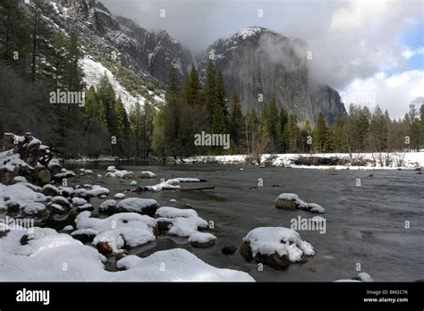 L Neas De Nieve Al R O Merced Junto Con El Capitan Y Los Tres Hermanos