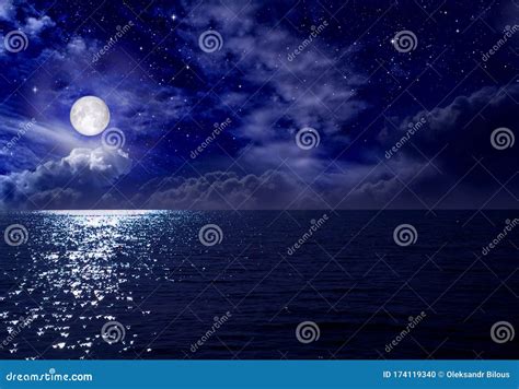 Luna Llena De Estrellas Sobre El Mar De Noche Foto De Archivo Imagen