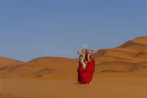 Un Bel Modello Pone Nude Nelle Dune Di Sabbia Nel Grande Deserto Del Sahara In Marocco Africa