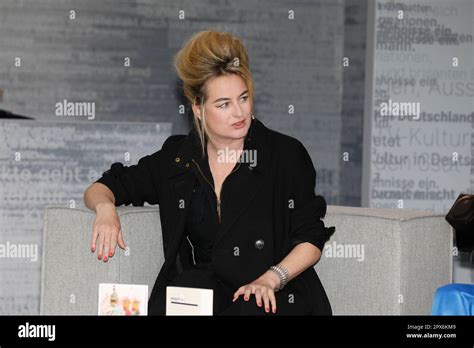 Teresa Präauer Beim 3sat Talk Österreich Zdf Bühne Glashalle Auf