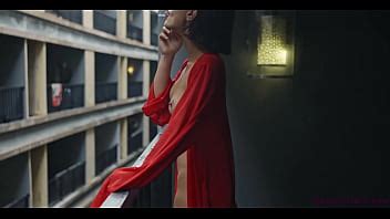 SANKTOR ASIÁTICA DELGADA TATUADA SE MASTURBA Y FUMA XVIDEOS