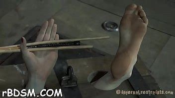 Belleza en traje de látex obtiene raja salvaje y pinchazo anal XVIDEOS