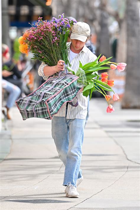 Yes, Jeremy Allen White Buying Flowers Is Hot – But Not For The Reason